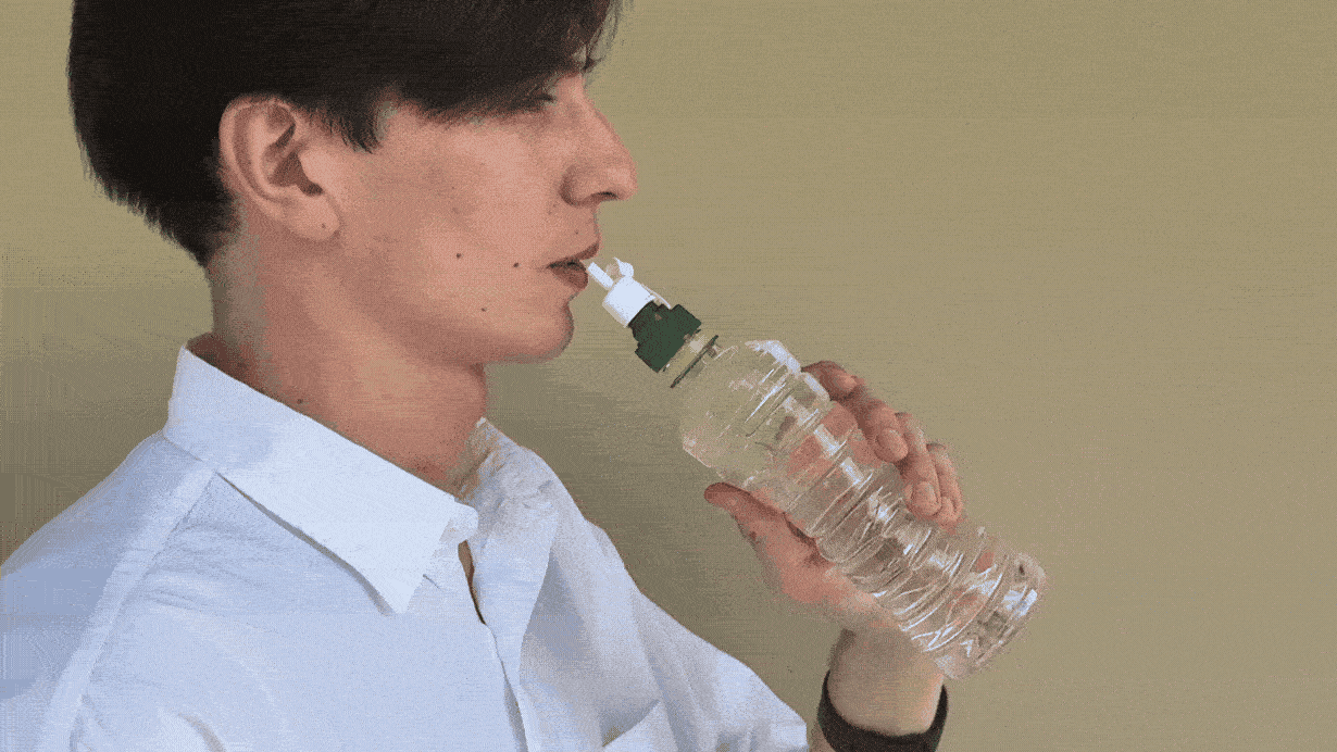 すいぴたを付けたペットボトルから吸って飲む様子