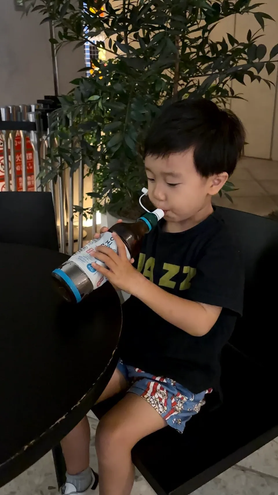 子どもがひとりで飲む様子
